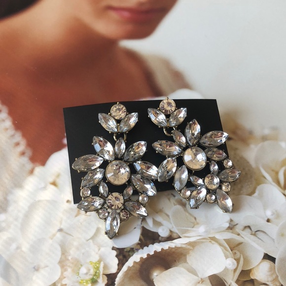 Jewelry - Dazzling silver statement drop earrings